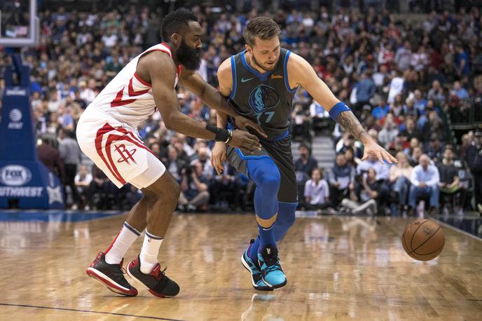 Luka Dončić James Harden | Luka Dončić je izgubil dvoboj z Raketami iz Houstona, za katere je najboljši strelec lige NBA James Harden dosegel 20 točk, eno več od Slovenca. | Foto Reuters