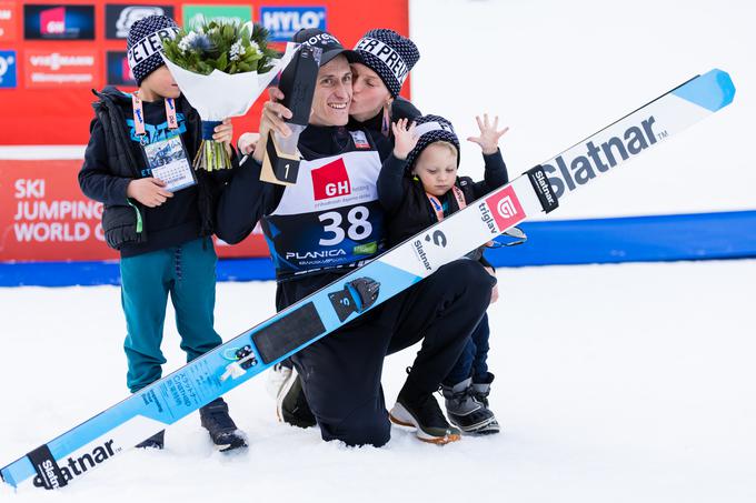 Peter po zmagi z družino, ženo Mino in otrokoma. | Foto: www.alesfevzer.com