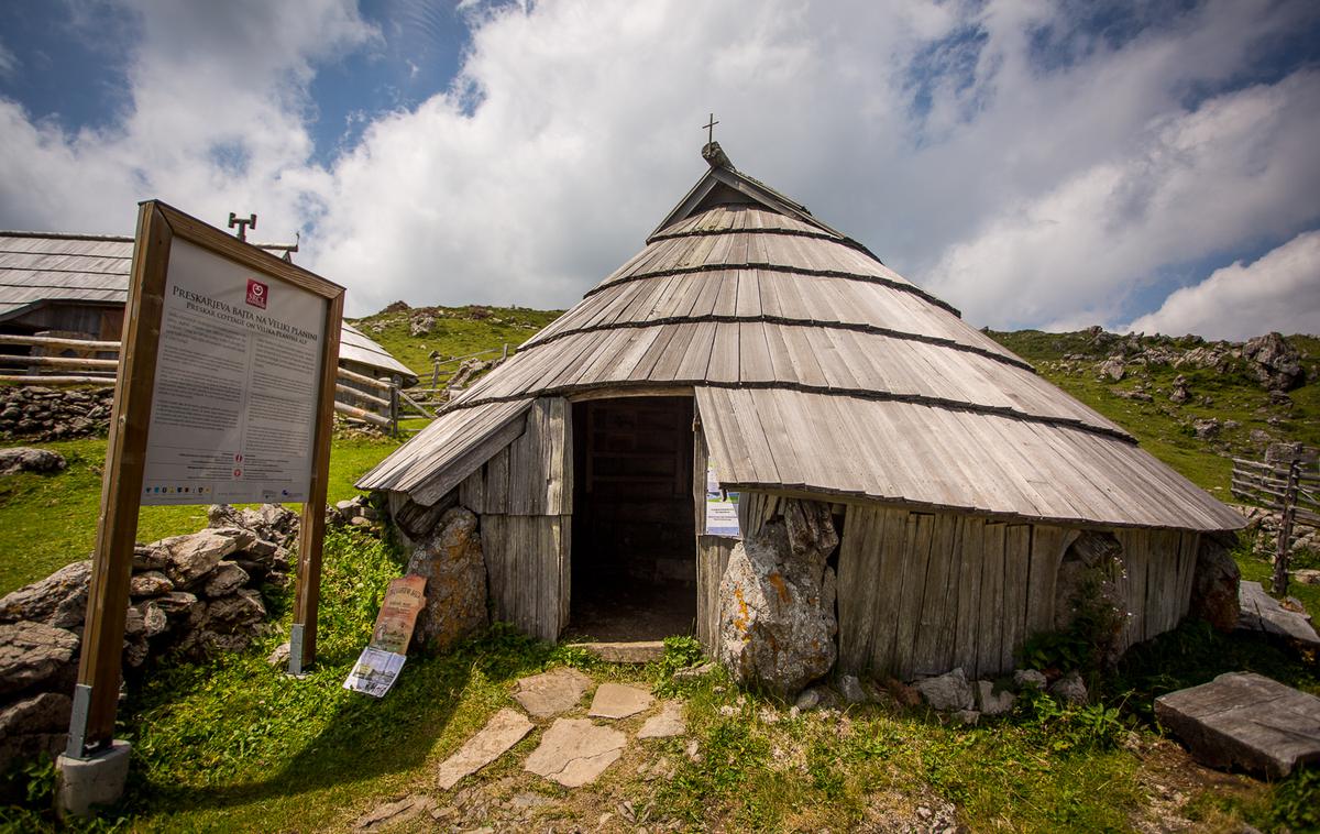 Velika planina | Preskarjeva bajta je najstarejša koča na Veliki planini, in edina, ki je bila po drugi svetovni vojni (vse koče razen dveh so med vojno požgali Nemci) obnovljena na prvotni, tradicionalni način.  | Foto Žiga Zupan/Sportida