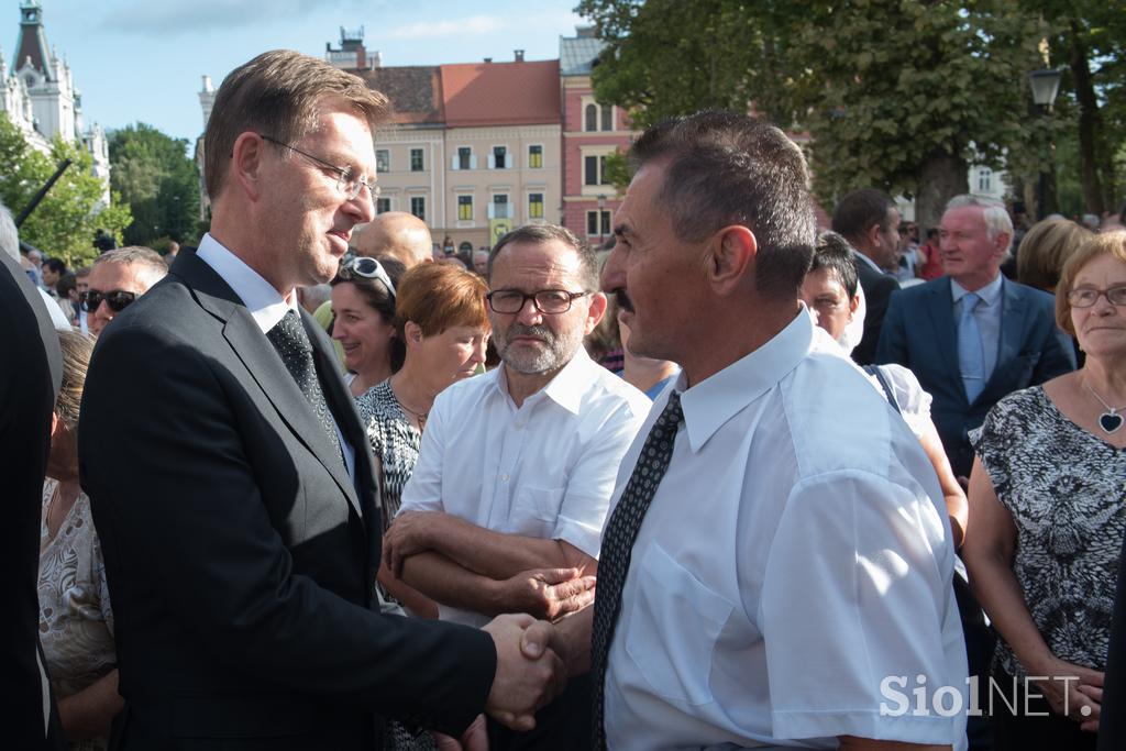 Odkritje spomenika vsem žrtvam vojn in z vojnami povezanim žrtvam