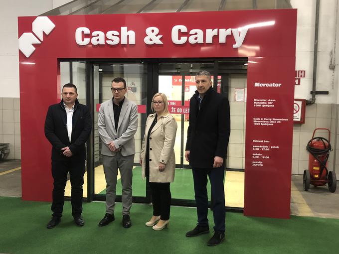 Na fotografiji od leve proti desni: Jože Cajnar, direktor Cash & Carry in operativne prodaje,
Uroš Valjavec, regijski vodja, Tamara Kokalj, poslovodkinja Cash & Carry Ljubljana in
Tomaž Blagotinšek, izvršni direktor Mercator veleprodaje. | Foto: Mercator