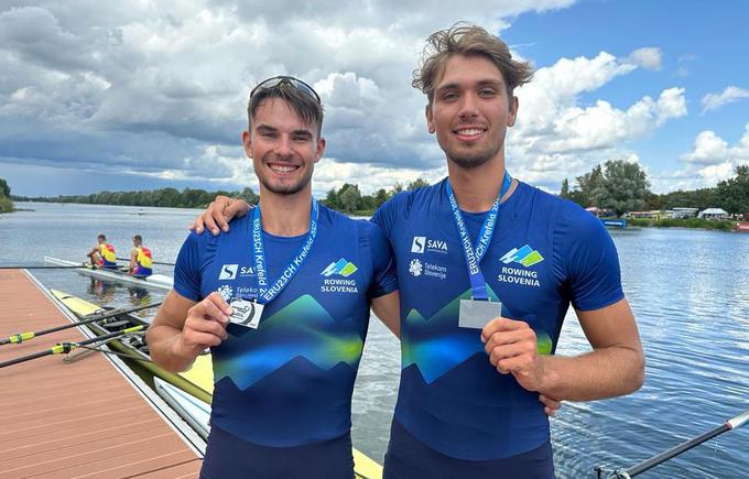 Slovenska veslača, 18-letni Arne Završnik in 19-letni Jakob Brglez, sta letos v dvojcu brez krmarja na evropskem prvenstvu do 23 let v Krefeldu v Nemčiji osvojila srebrno medaljo ter nadgradila imeniten uspeh iz leta 2022, ko sta bila druga na svetovnem prvenstvu do 19 let. | Foto: Veslaška zveza Slovenije