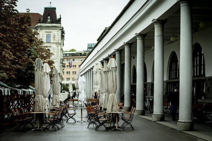 Ljubljana_maske | Med najbolj prizadetimi je zaradi koronavirusa gostinski sektor. | Foto Ana Kovač