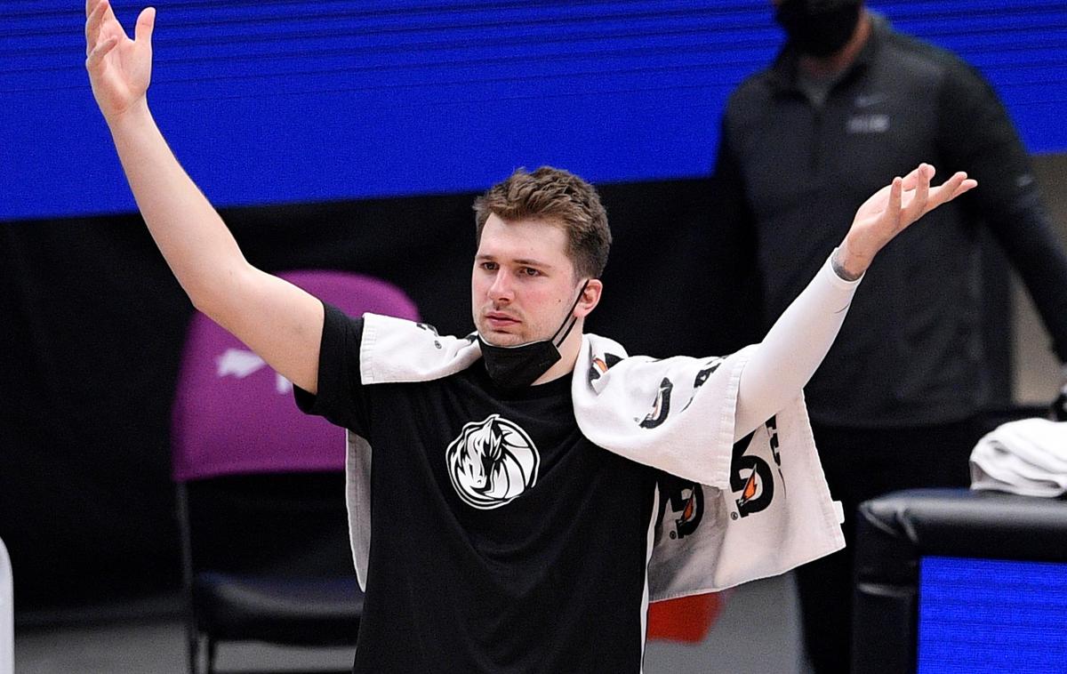 Luka Dončić | Luka Dončić je spremljal dvoboj v Detroitu s klopi za rezervne igralce. | Foto Guliver Image