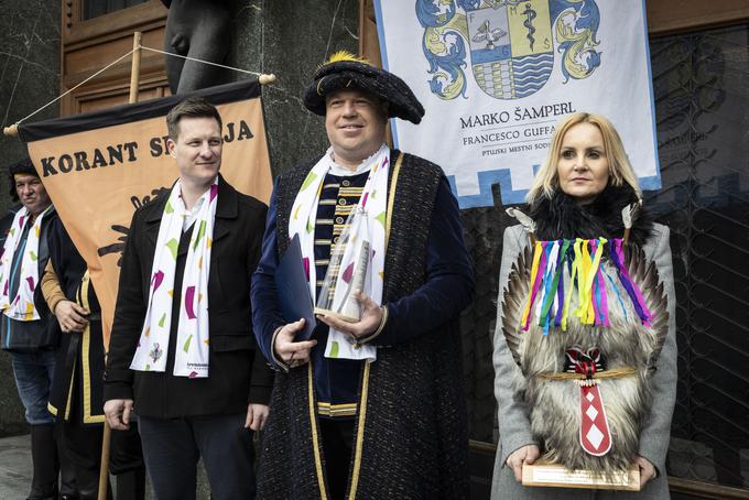 V sredini princ ptujskega karnevala Mark Šamperl. Pustovanje bodo začeli že to soboto z otvoritveno etnografsko povorko in predajo oblasti županje Nuške Gajšek 19. princu karnevala Marku Šamperlu. Naloga princa je, da promovira in ohranja tradicijo kurentovanja, zato je tudi prišel na obisk v državni zbor, je povedal za STA. | Foto: Bojan Puhek