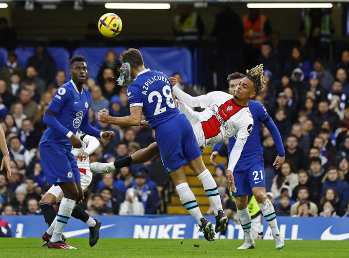 Trenutek, ko je Cesar Azpilicueta utrpel hud udarec v glavo. | Foto: Reuters