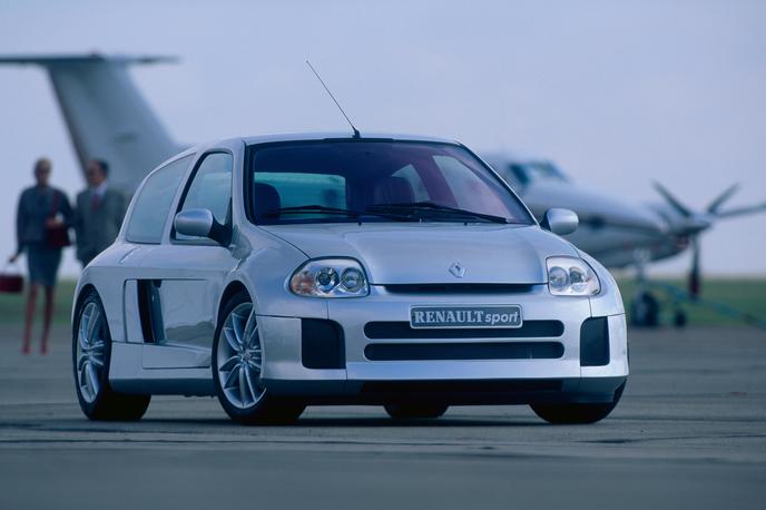 Renault clio V6 | Renault praznuje 20-letnico tega zanimivega modela. To je bil clio s trilitrskim motorjem V6. V prvi generaciji so jih pri Renaultu izdelali 1.513, po prenovi pa še 1.309. | Foto Renault