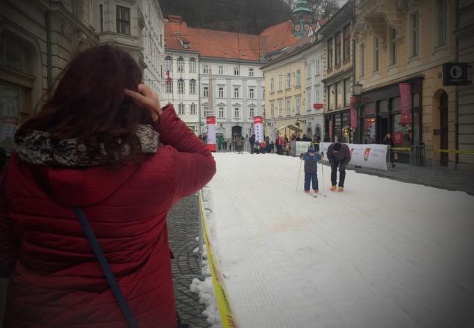 Navsezgodaj zjutraj so v Ljubljano iz Planice pripeljali tri tovornjake snega. | Foto: Ana Kovač