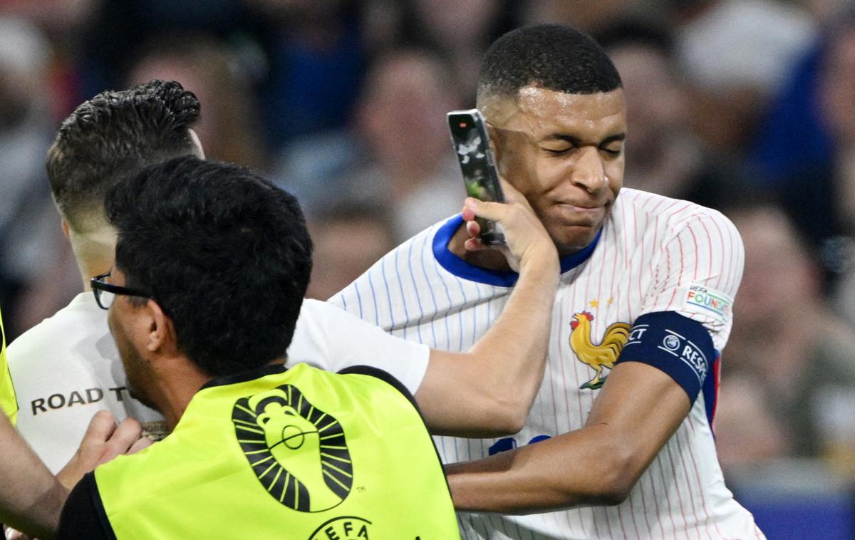 Kylian Mbappe | Kylian Mbappe se je odločil, da polfinalno tekmo med Francijo in Španijo odigra brez zaščitne maske, ki ga je močno ovirala med igro.  | Foto Reuters