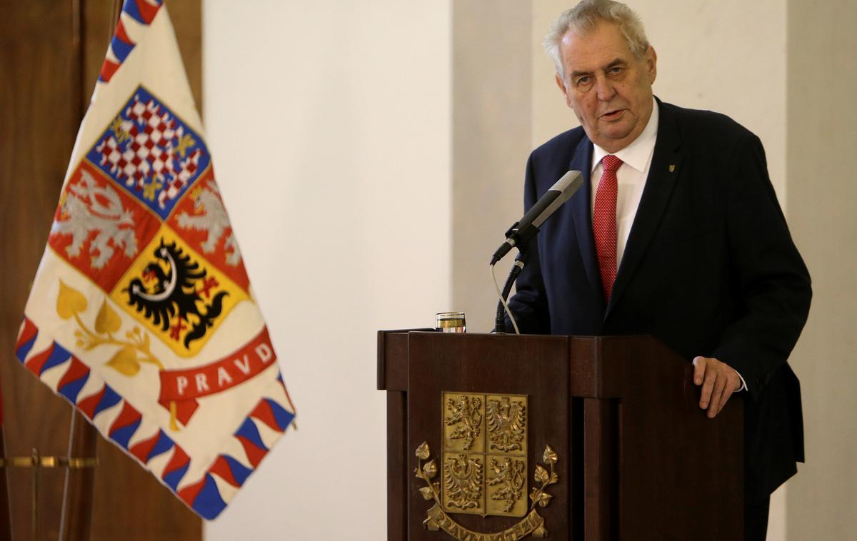 Miloš Zeman | 77-letni Zeman, ki je bil že tretjič cepljen proti bolezni covid-19, za zdaj nima nobenih bolezenskih znakov. | Foto Reuters