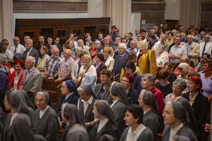 Maša ob 100-letnici cerkve Marije Pomočnice na Rakovniku z mašo, ki jo je vodil kardinal Angel F. Artime. Cerkev | Maše, ki jo je daroval kardinal in vrhovni predstojnik salezijancev Ángel Fernández Artime, se je udeležila velika množica ljudi.  | Foto Bojan Puhek