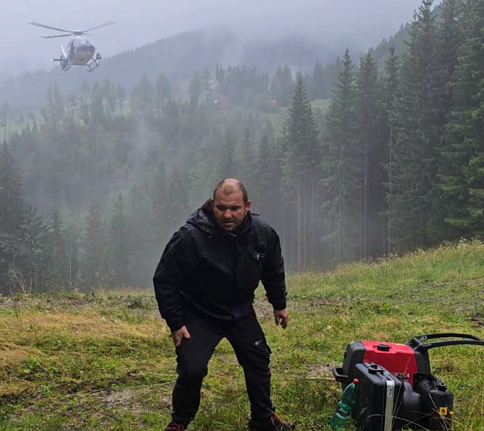 Vzdrževalci so delali na težkem in nedostopnem terenu. | Foto: Telekom Slovenije