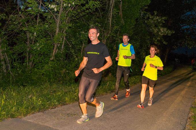 Ambrož Jakop je v cilj na Sečovljah simbolično pritekel skupaj z Miranom Nagodetom in Saro Kavčič, ki sta pretekla celo zadnjo 115 kilometrov dolgo etapo iz Logatca v Sečovlje. | Foto: Miran Antončič