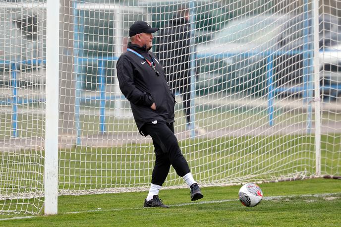 Matjaž kek | Slovenska nogometna reprezentanca pod budnim očesom selektorja Matjaa Keka trenira v Dekanih. | Foto www.alesfevzer.com