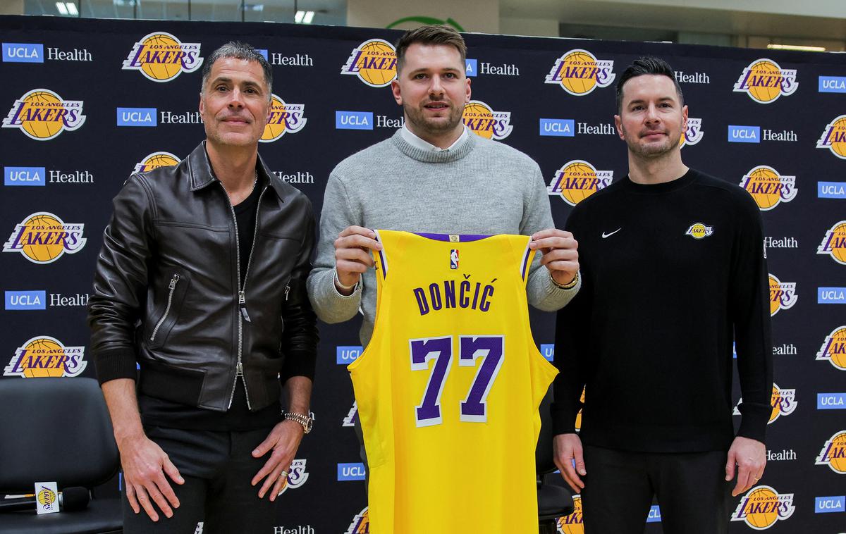 Luka Dončić LA Lakers | Tako je Luka Dončić poziral z novim dresom LA Lakers ob boku direktorja Lakersov Roba Pelinke in trenerja JJ Redicka. | Foto Reuters