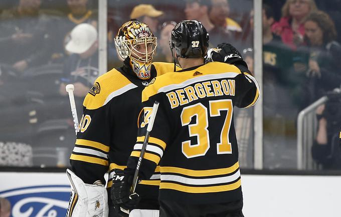 Patrice Bergeron je čestital Tuukki Rasku za drugi shutout sezone. | Foto: Reuters