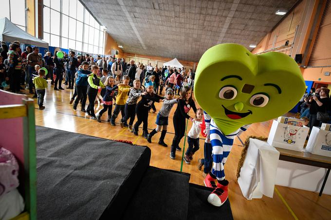 Otroci v družbi Zdravka. | Foto: 