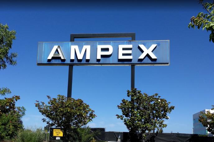 Ampex | AMPEX je kratica za "Alexander M. Poniatoff Excellence". Alexander M. Poniatoff je bilo ime rusko-ameriškega ustanovitelja podjetja, z "Excellence" pa so strankam sporočali, da lahko pri njih pričakujejo izvrstno kakovost. | Foto Google Zemljevidi