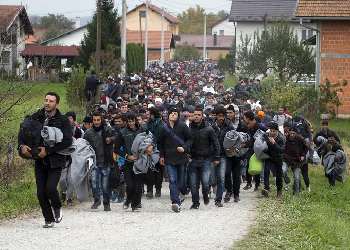 Ko je leta 2000 rdečo-zelena koalicija pod vodstvom kanclerja Gerharda Schröderja želela spodbujati priselitev okoli 20 tisoč računalniških strokovnjakov iz tujine, zlasti iz Indije, so iz vrst opozicijske CDU leteli očitki v slogu "kinder statt Inder", po slovensko (nemški, op. p.) otroci namesto Indijcev. Petnajst let pozneje je taista CDU pod vodstvom Angele Merkel s politiko na stežaj odprtih vrat zaostrila evropsko migrantsko krizo in v Nemčijo nenadzorovano spustila več kot milijon migrantov in beguncev, večinoma iz bližnjevzhodnih muslimanskih držav. Medtem so na drugi strani Atlantskega oceana indijski strokovnjaki med drugim postali šefi Googla (Sundar Pichai), Microsofta (Satya Nadella) in nedavno Twitterja (Parag Agrawal). | Foto: Guliverimage/Vladimir Fedorenko