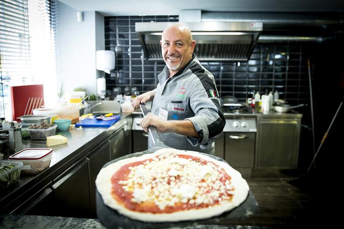 Lorenzo pravi, da je skrivnost dobre pice testo. | Foto: Ana Kovač