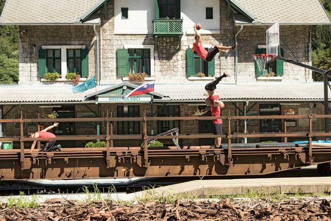 Tudi akrobacije na premikajočem se vlaku so požele veliko zanimanja. | Foto: 