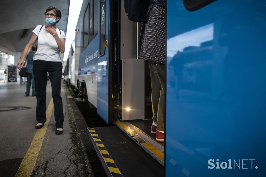 Prva javna vožnja električnega Stadlerja