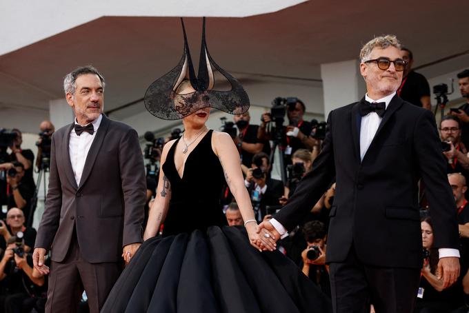 Lady Gaga z režiserjem Toddom Phillipsom in soigralcem Joaquinom Phoenixom ... | Foto: Reuters