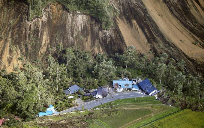 Zaradi potresa se je v vasi Atsuma na severnem otoku Hokkaido sprožil zemeljski plaz, ki je pod seboj pokopal številne hiše. | Foto: Reuters