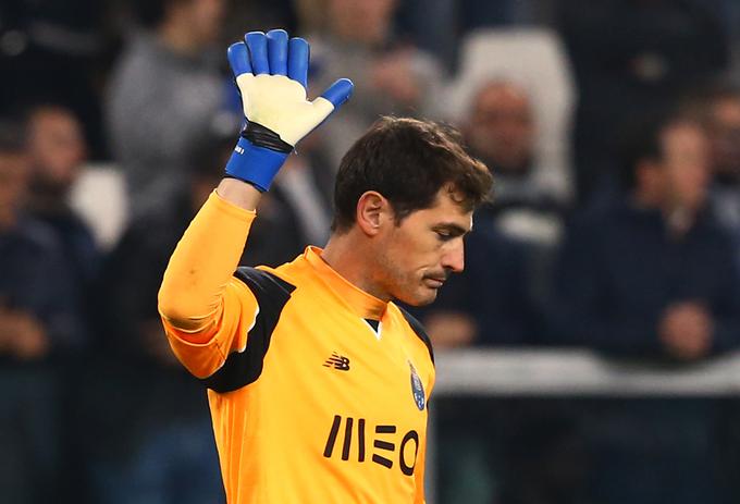 Slaba tolažba: Iker Casillas je ob izpadu Porta iz Evrope presegel legendarnega Paola Maldinija. | Foto: Reuters