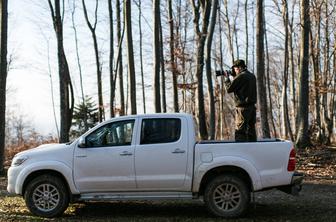 Z gozdarjema in Toyoto Hilux v globokem gozdnem objemu