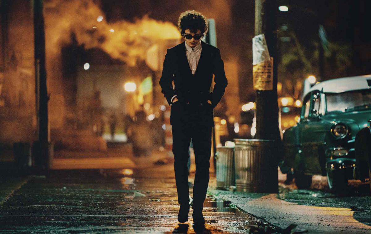 Bob Dylan Popolni neznanec | Timothée Chalamet si povsem zasluži nominacijo za oskarja, saj povsem usvoji Dylanovo podobo, gibe in glas. Žal mu scenarij ne ponudi dovolj. | Foto Blitz Film & Video Distribution