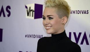 Miley Cyrus s kratkimi lasmi osvaja moške