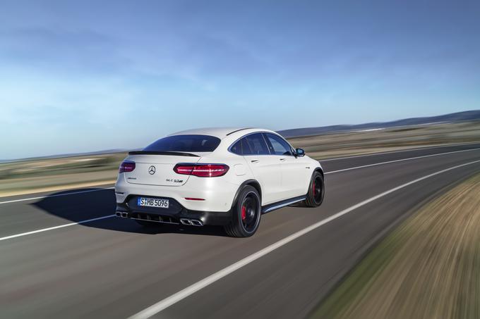 Pri AMG poudarjajo, da oba superšportna modela GLC odličen stik z asfaltom držita zaradi dovršenega podvozja, zračnega vzmetenja (tri komore) z aktivno prilagodljivim blaženjem,  štirikolesnega pogona performance 4matic+ in diferencialne zapore z omejenim zdrsom na zadnji osi. Oba po zagotovilih inženirjev zmoreta kljubovati fiziki in hkrati ponuditi izjemno udobje, ki mu superšportni avtomobili praktično ne morejo parirati.  | Foto: Mercedes-Benz