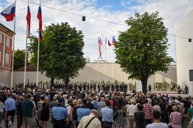 Odkritje spomenika vsem žrtvam vojn in z vojnami povezanim žrtvam