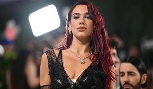 Dua Lipa v Pulju s koncertom zamudila več kot uro in pol