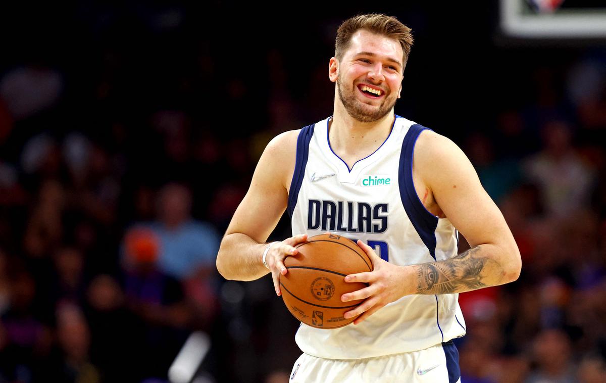 Luka Dončić | Luka Dončić se je praktično celotno tekmo proti Phoenix Suns smejal. Užival je v veliki predstavi in zmagi Dallas Mavericks s 123:90. | Foto Reuters