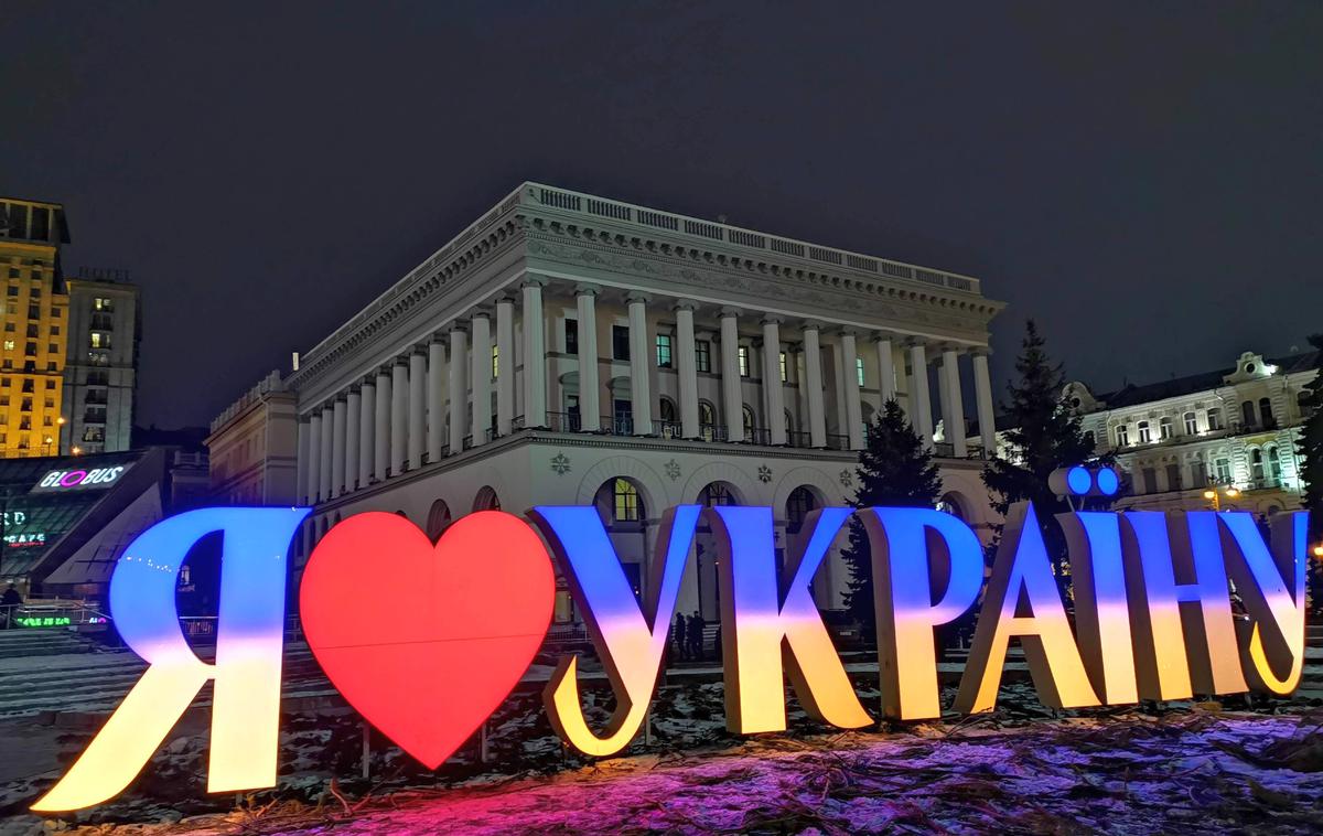 Ukrajina, Kijev, Majdan | Slovenski telekomunikacijski operaterji pomagajo Ukrajinkam in Ukrajincem, ki so varnost pred vojno v svoji domovini poiskali v Sloveniji. Na fotografiji: glavni trg v Kijevu le nekaj tednov pred začetkom vdorom ruske vojske v Ukrajino | Foto Srdjan Cvjetović