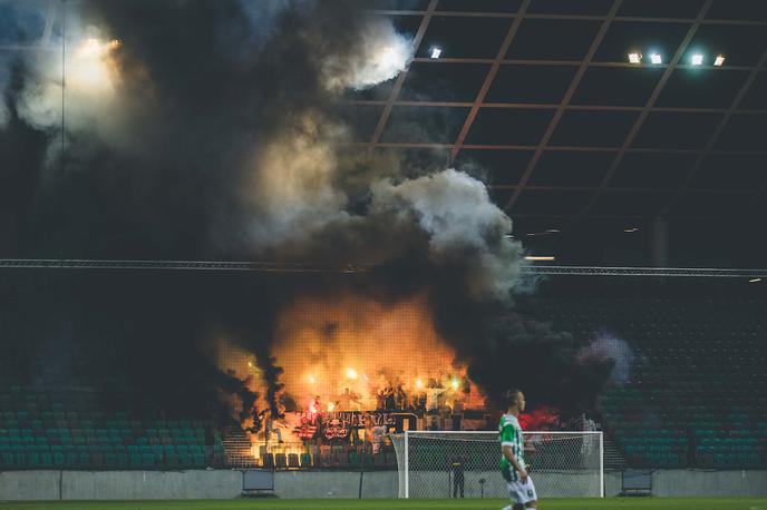 NK Olimpija : Differdange, kvalifikacije konferenčna liga, Green Dragons, Stožice | Zaradi pirotehničnih vložkov Green Dragonsov je bila tekma v prvem polčasu za nekaj minut prekinjena. | Foto Grega Valančič/Sportida