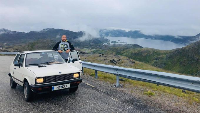 "Yugo je bil dve leti parkiran pod skednjem. Medtem ko sem se peljal s Pašmana, mi ga je prijatelj doma usposobil in registriral. Z yugom se zdaj peljem nazaj na Pašman," razlaga Marjan Nabernik. | Foto: osebni arhiv/Lana Kokl