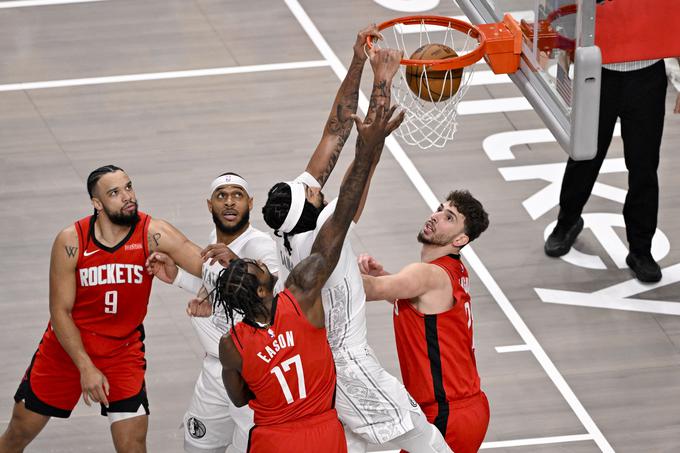 Anthony Davis že v prvi četrtini z "živalskim" zabijanjem. | Foto: Reuters