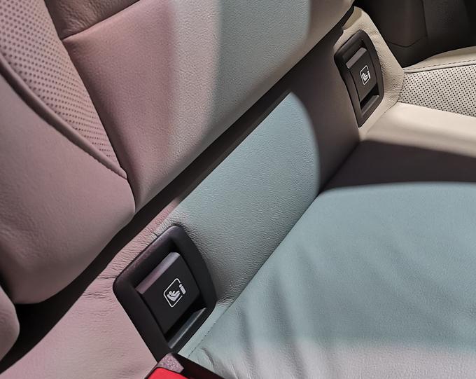 Sidrišča isofix so pri cliu lažje dostopna. Pri peugeotu so vsaj pri usnjenem oblazinjenju skrita za zadrgo v ozki odprtini. | Foto: Gregor Pavšič