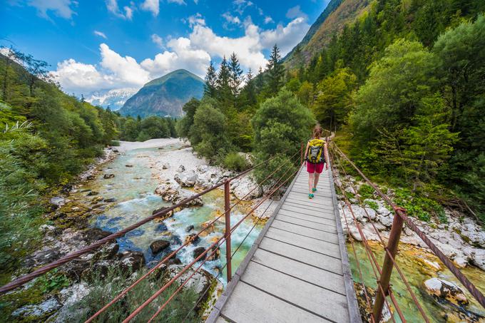 Sprehod čez most nad smaragdno reko Sočo. | Foto: Jošt Gantar