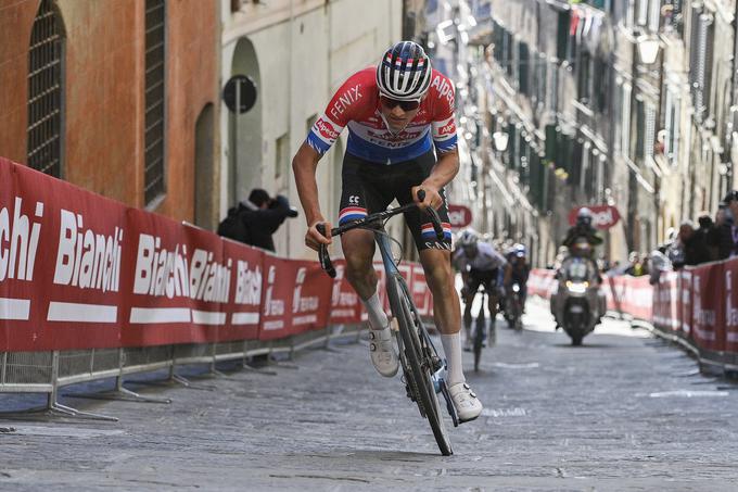 Zmagal je tudi na enodnevni italijanski klasiki Strade Bianche, kjer je na zadnjem vzponu razvil neverjetno moč. | Foto: AP / Guliverimage