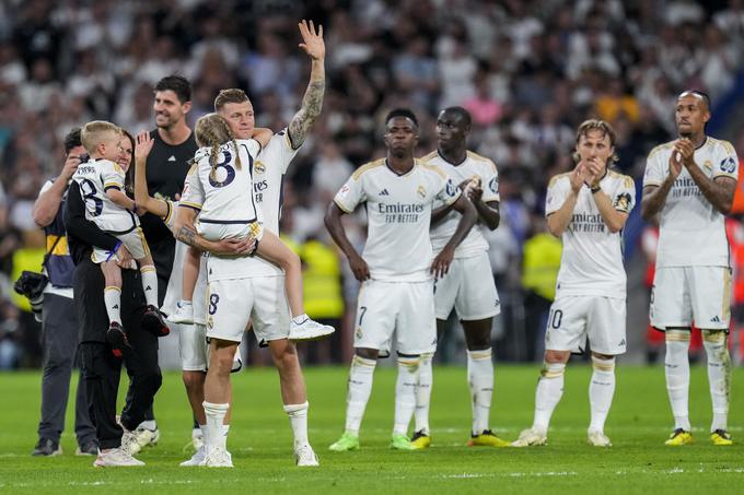 Toni Kroos se je prejšnji teden poslovil od navijačev Reala na stadionu Santiago Bernabeu. Odigral je zadnjo domačo tekmo s španskim velikanom, nato pa je bilo zelo čustveno, saj je skupaj z družino pomahal v slovo. Danes bo na delu še zadnjič, tokrat se bo potegoval za evropski naslov. | Foto: Guliverimage