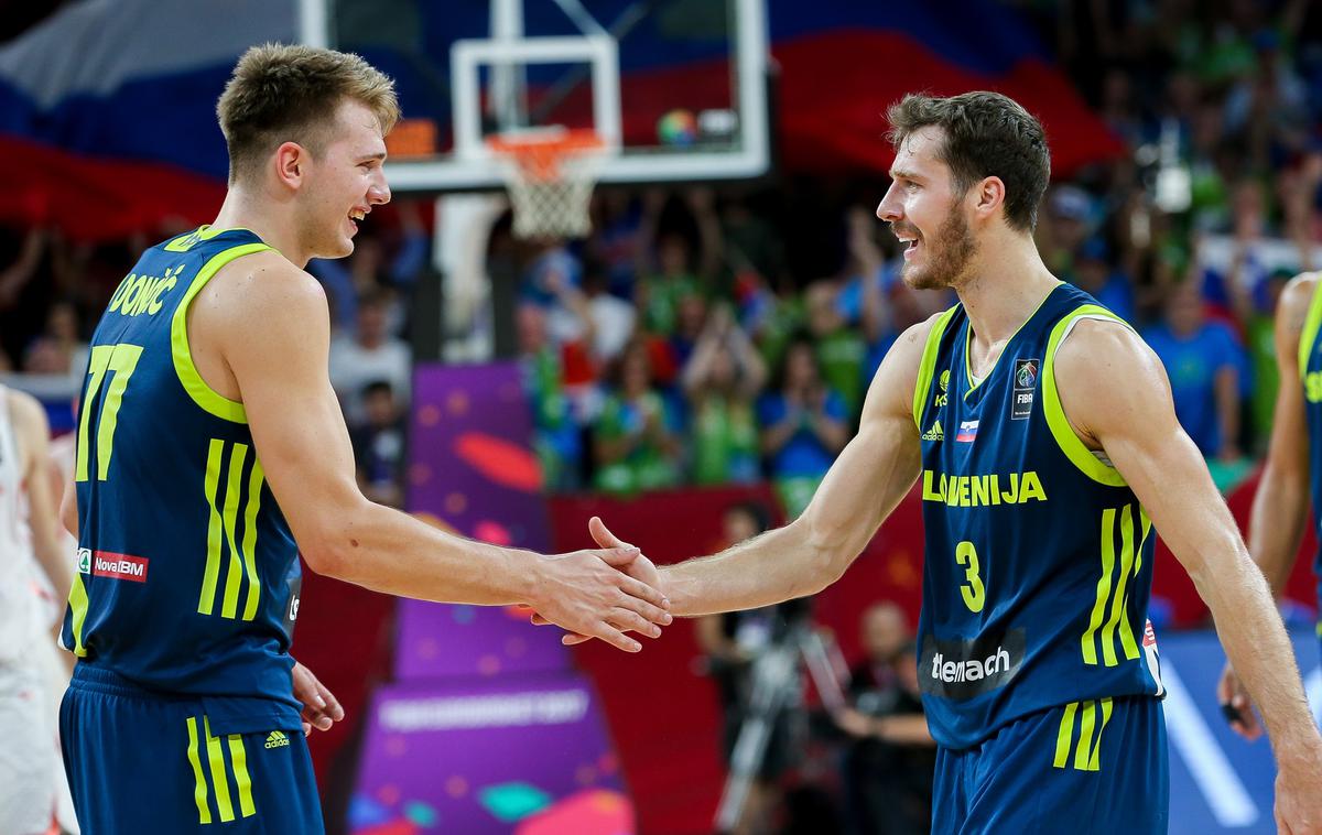 Luka Dončić in Goran Dragić | Tekma med Luko Dončićem (levo) in Goranom Dragićem je pritegnila zanimanje poslovnega sveta, predvsem vinarjev, ki bi radi prodajali v ZDA. | Foto Vid Ponikvar