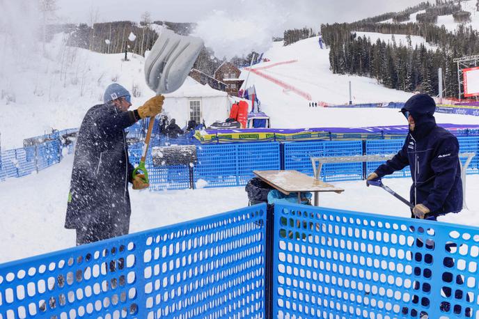 Beaver Creek | Sneg so odstranjevali že v petek. V soboto pa je spet začelo močno snežiti. | Foto Reuters