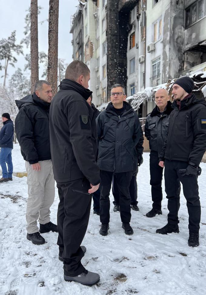 Slovenija bo tudi v prihodnje dejavna pri zagotavljanju pomoči, je bil jasen minister Šarec. Po videnem so še posebno pomembne humanitarna in materialna pomoč za ogrožene prebivalce, pa tudi vojaška pomoč tako Evropske unije kot drugih zavezniških držav. | Foto: Mors