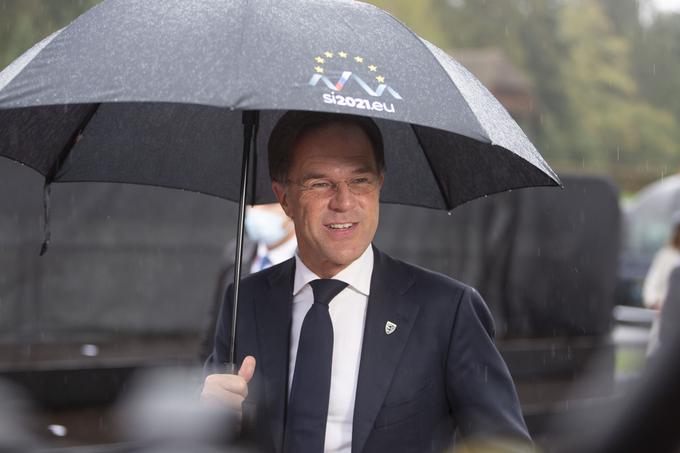 Če bi bil Rutte res pri veleposlanici Štigličevi ali bi osebno protestiral, denimo po telefonu, o čemer govori naslov, bi to bil precejšen diplomatski škandal. Predsedniki vlad pač redko kar tako pokličejo ali obiščejo veleposlanika. Ali veleposlanico. | Foto: Bojan Puhek