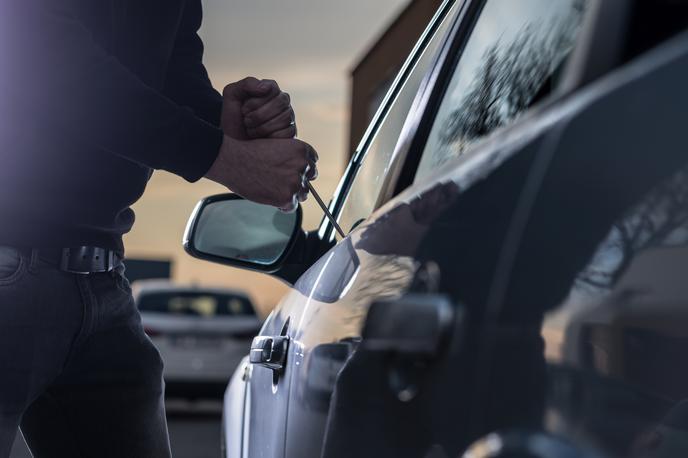 Vlom v vozilo, vlomilec, tatvina, tat, lopov, rop | Pri policiji so vse voznike pozvali, naj vozila parkirajo na osvetljenih mestih oziroma parkiriščih. Dosledno naj jih zaklepajo in zapirajo okna, na vidnih mestih in kjerkoli drugje v vozilu pa naj ne puščajo vrednejših predmetov. | Foto Shutterstock