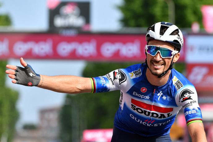 Julian Alaphilippe | Po 346 dneh je Julian Alaphilippe spet slavil zmago in se z njo zapisal med največje, ki so na vseh treh tritedenskih dirkah osvojili po vsaj eno etapo. | Foto Reuters